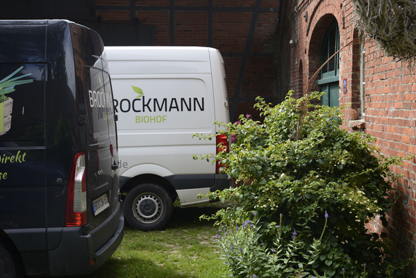 Lieferfahrzeuge vor dem Deelentor